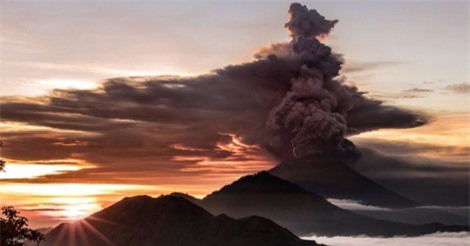 Núi lửa phun trào ở Bali: Indonesia nâng mức báo động cao nhất