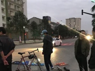 Nghệ An: Xe tải tông ông cụ bất tỉnh rồi bỏ chạy