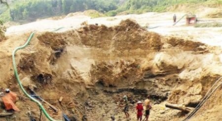 Sạt lở đồi, 2 công nhân làm vàng tử vong