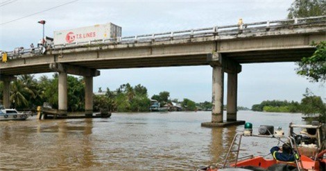Tiền Giang: Chìm sà lan đang lưu thông trên sông, đôi vợ chồng mất tích