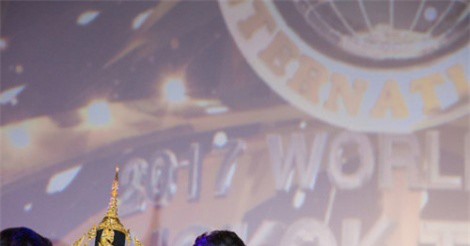 Siêu mẫu Ngọc Tình đăng quang Manhunt International 2017