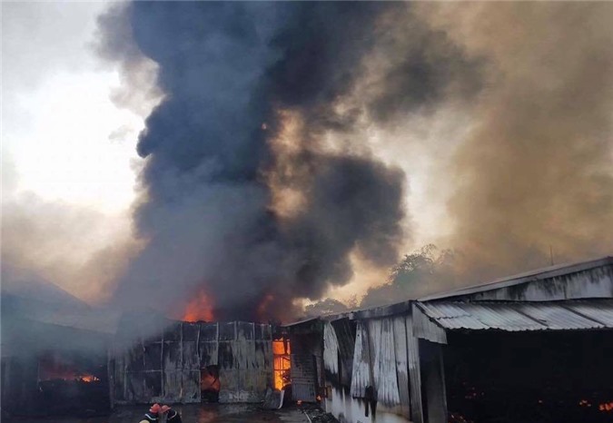 Thái Nguyên: Xưởng may bốc cháy ngùn ngụt, công nhân tháo chạy ra ngoài