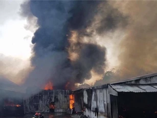 Thái Nguyên: Xưởng may bốc cháy ngùn ngụt, công nhân tháo chạy ra ngoài