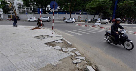 Đá lát vỉa hè liên tục vỡ nát, chủ tịch thành phố yêu cầu thanh tra