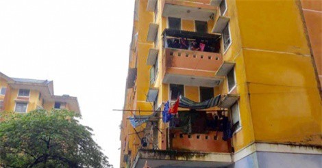 Rơi từ tầng 3 chung cư xuống đất, bé gái 4 tuổi tử vong