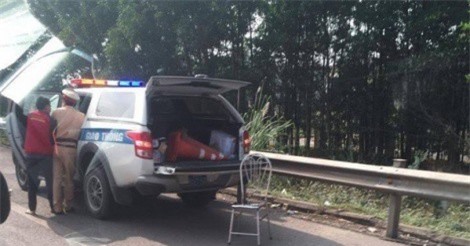 Chặn xe máy "kẹp ba", 2 cảnh sát bị tông nguy kịch