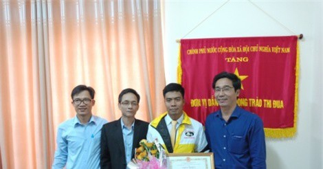 Nữ hành khách xúc động nhận lại 200 triệu bỏ quên trên taxi