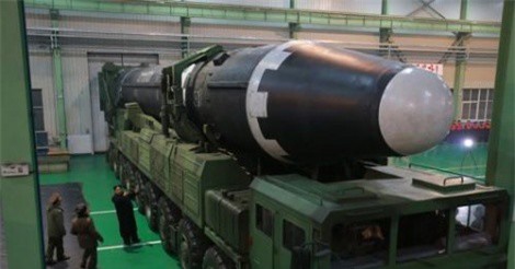 Triều Tiên công bố ảnh tên lửa Hwasong-15 với hình dạng khác biệt 