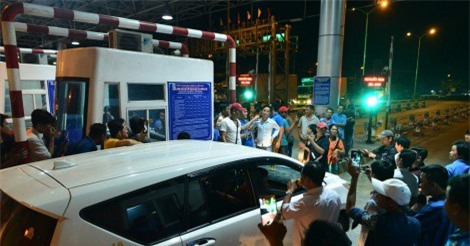 Cảnh hỗn loạn tại trạm thu phí Cai Lậy trong 2 ngày đầu thu phí trở lại