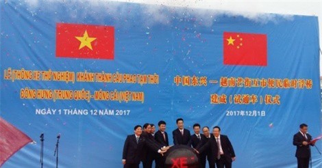 Khánh thành cây cầu phao đầu tiên nối Việt Nam - Trung Quốc