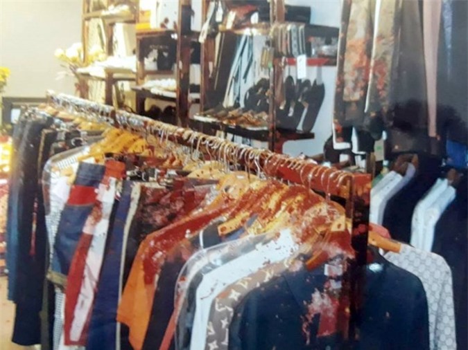 Nhóm côn đồ “khủng bố” shop quần áo bằng dầu luyn trộn mắm tôm