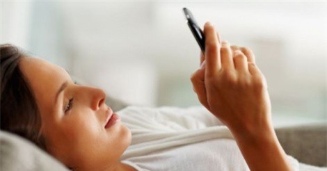 Vừa nằm vừa dùng điện thoại có thể đẩy bạn đến nguy cơ không ngờ này