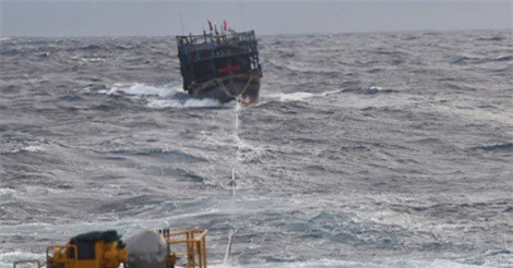 Hải quân lai dắt tàu cá cùng 7 ngư dân gặp nạn trên biển về đảo Lý Sơn