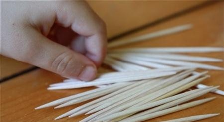 Mối nguy hiểm đến từ việc vừa ngậm tăm vừa uống nước