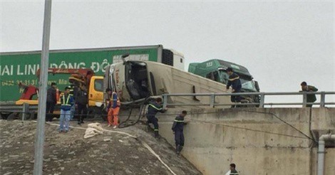 Xe container đâm lật xe khách trên cao tốc Nội Bài- Lào Cai: 4 người bị thương nhập viện
