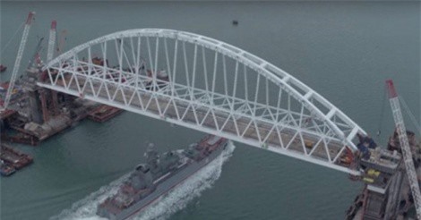 Các nhà xây dựng cầu Crimea "phớt lờ" nỗ lực gây khó dễ từ Ukraine