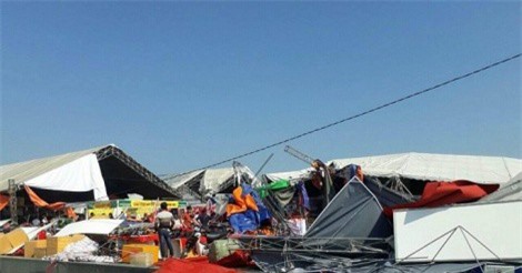 Hàng chục gian hàng hội chợ Việt - Trung bị lốc xoáy làm đổ