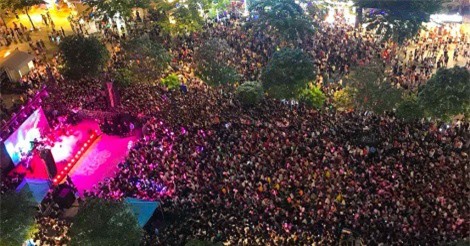 Người hâm mộ trèo cây, đứng lên ghế đá xem Mỹ Tâm biểu diễn