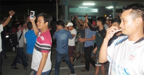 BOT Cai Lậy tạm dừng thu phí, hàng trăm tài xế đổ ra đường ăn mừng