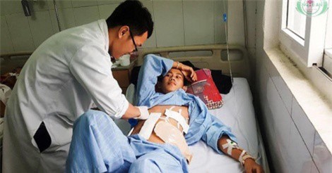 Thanh niên Lào bị 9 viên đạn lạc găm vào người