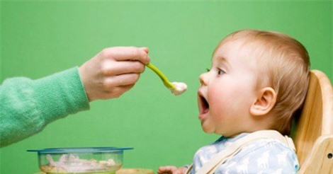 Cho trẻ ăn dặm quá sớm có thể gây ra suy dinh dưỡng