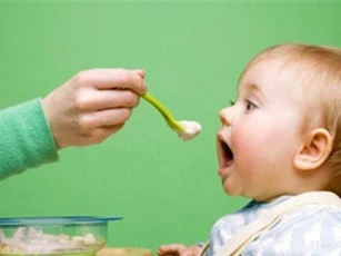 Cho trẻ ăn dặm quá sớm có thể gây ra suy dinh dưỡng