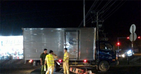 Xe máy tông đuôi xe tải đang dừng đèn đỏ, một người tử vong