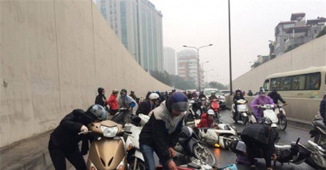 Chùm ảnh hàng loạt xe máy ngã đổ trong hầm Kim Liên