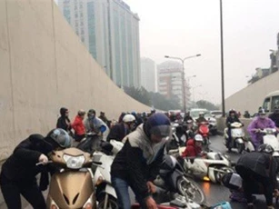 Chùm ảnh hàng loạt xe máy ngã đổ trong hầm Kim Liên