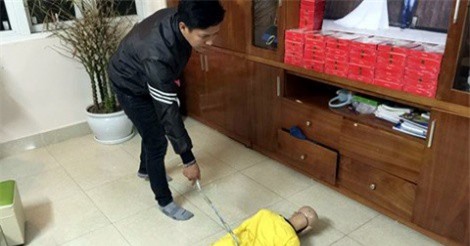 Hà Nội: Tạm giữ hình sự bố đẻ hành hạ con ruột 10 tuổi 