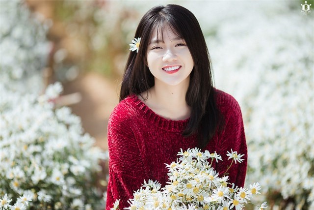 Ngắm vẻ đẹp của hot girl Kiều Trinh với cúc họa mi Hà Nội