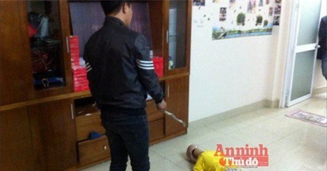 “Phẫn nộ” với loạt ảnh người cha đánh đập con ở Hà Nội