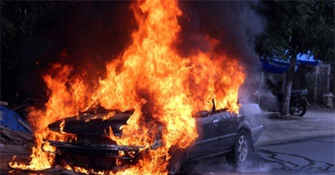 Quảng Nam: Ô tô bất ngờ bốc cháy khi đang chạy trên đường