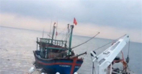 9 ngư dân Nghệ An may mắn thoát nạn khi tàu gặp sự cố trên biển