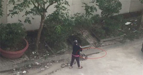 Người phụ nữ “tiện tay” quét cả đống rác xuống cống thoát nước