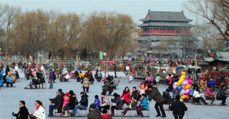 Những hồ nước biến thành địa điểm trượt băng đẹp như tranh