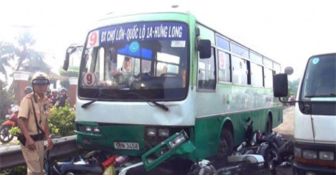 TP. HCM: Đổ dốc cầu Bình Điền, xe buýt cuốn 6 xe máy vào gầm