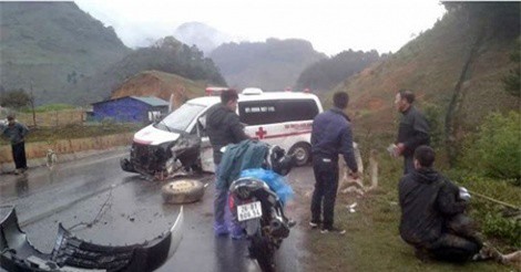 Xe cứu thương gây tai nạn làm 3 người bị thương nặng