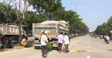 Hai thanh niên đi xe máy tốc độ cao đâm vào xe ben tử vong