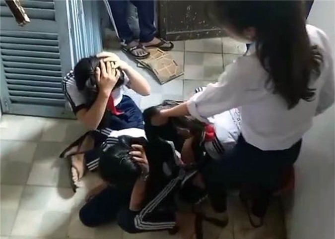 Kiên Giang: 3 học sinh lớp 7 bị 2 nữ sinh lớp 9 đánh chửi dã man