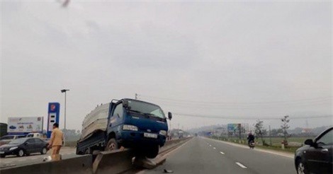 Hà Tĩnh: Tránh đàn bò, xe tải húc bay ô tô lên dải phân cách