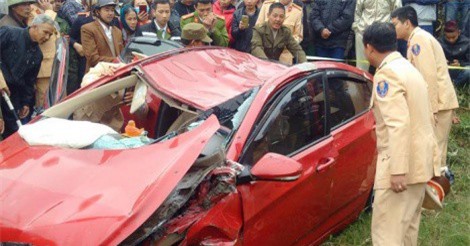 Hải Dương: Đâm tung lan can cầu Cậy, tài xế ôtô tử nạn