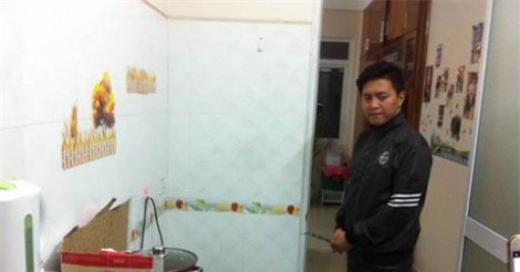 Khởi tố bị can, bắt tạm giam bố đẻ hành hạ bé trai 10 tuổi