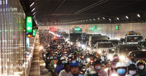 “Nhích từng mét” tại hầm vượt sông Sài Gòn