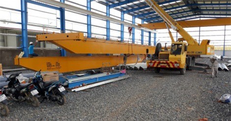 Xe cẩu rơi thanh dầm đè chết 2 người