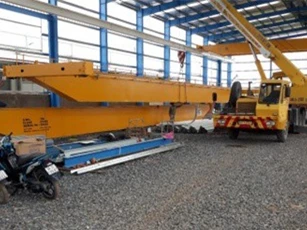 Xe cẩu rơi thanh dầm đè chết 2 người