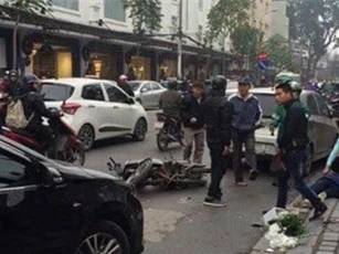 Ô tô 4 chỗ đâm liên hoàn xe máy, 1 người bị thương