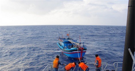 Tàu cá Khánh Hòa cùng 6 thuyền viên vào bờ an toàn