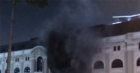 Cháy trạm phát điện nhà hát TP.HCM, nhiều người hoảng loạn