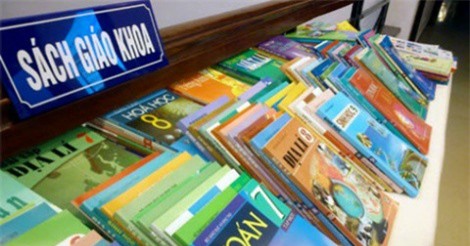 Lãi hơn nửa tỉ đồng mỗi ngày nhờ độc quyền xuất bản sách